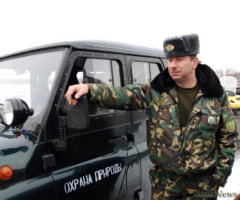 Значок егерская служба. Охрана угодий. Машина для охоты. Значок егеря. Охотинспектор с оружием.