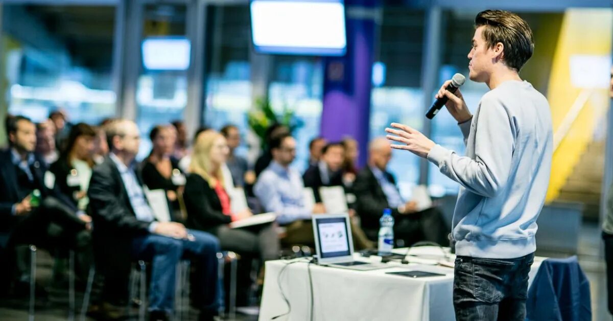 питчинг стартапов. стартап питч. питчинг сколково. стартап питч. Pitch-выступления.