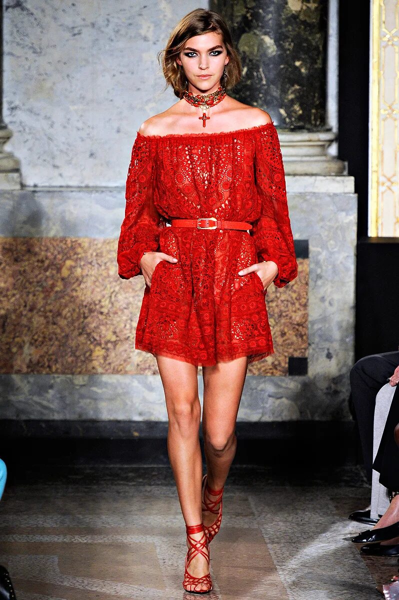 Платье Эмилио Пуччи подиум. Красное кружевное платье на подиуме. Однотонное шелковое платье подиум. Палантины женский красный на подиуме. Красный подиум