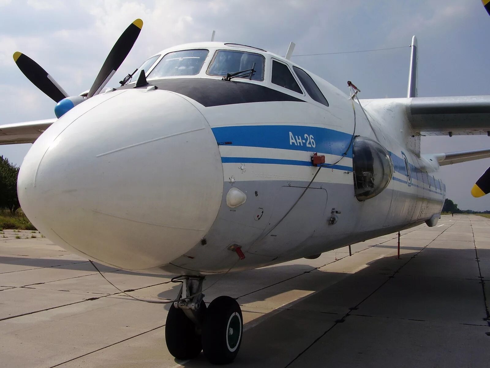 Самолет ан 24. Ан-24 и ан-26. Самолет ан 24 полярные авиалинии. Ан-24 военно-транспортный самолёт. Ан-24 военно-транспортный самолёт.