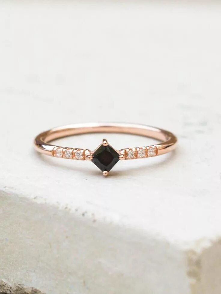 Золотое кольцо с маленьким камушком. Помолвочное кольцо с черным камнем. Золотое кольцо с черным бриллиантом.