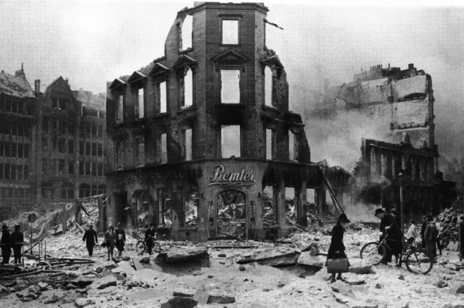 Германия после 1945. Гамбург после бомбежки в 1943 году. Гамбург 1945. Дрезден бомбардировка 1945. Огненный смерч в Дрездене в 1945.