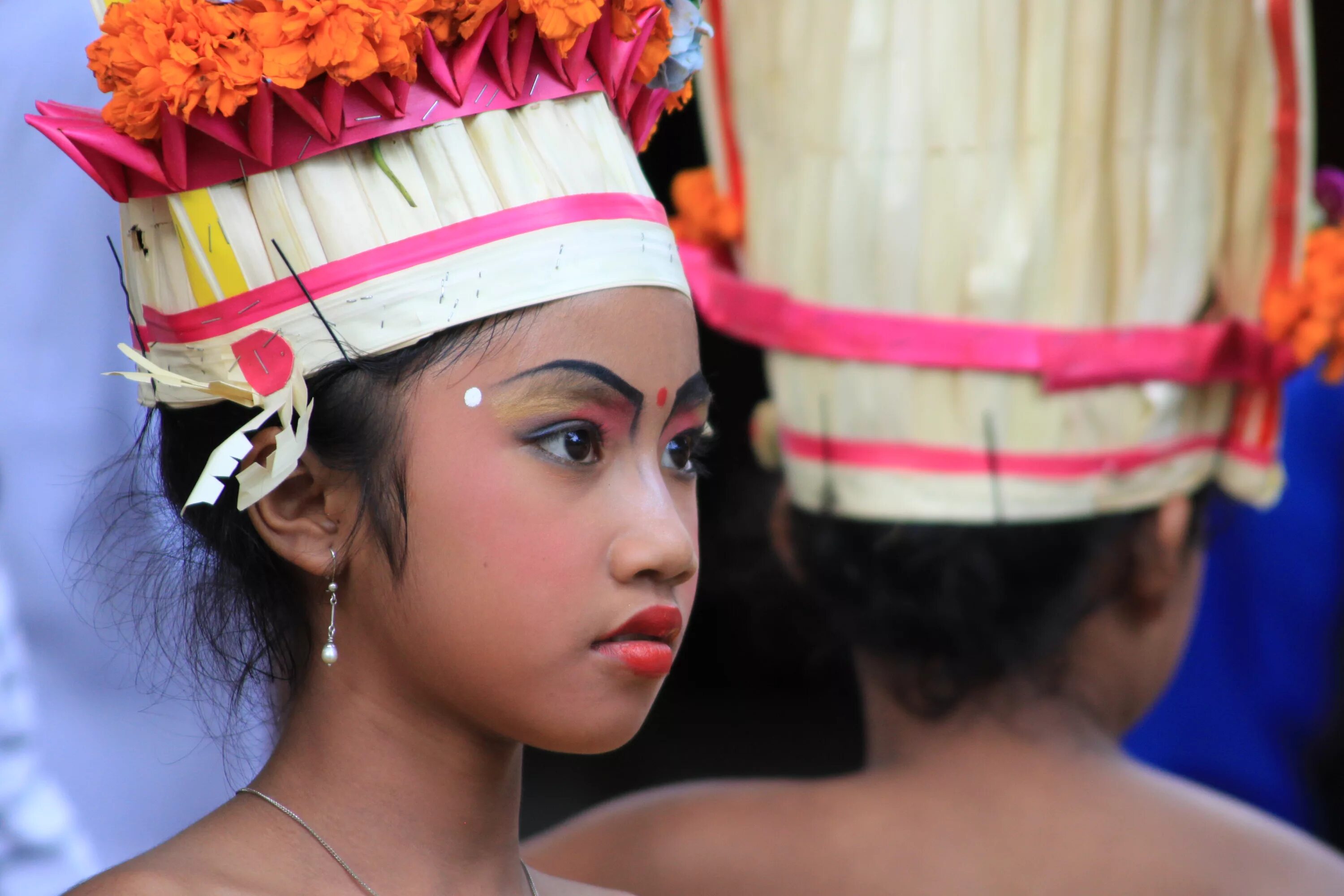 Балийцы Галунган. Индонезиец Бали. Жители Бали балийцы. Балийские девушки. Индонезия девушки