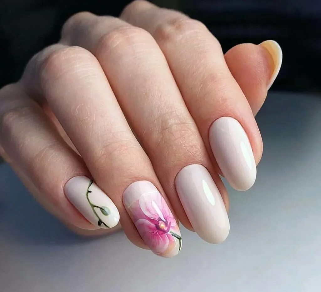 Весенние ногти овальной формы. Весенние ногти. Цветы на ногтях. Цветочный маникюр. Маникюр с цветочками.