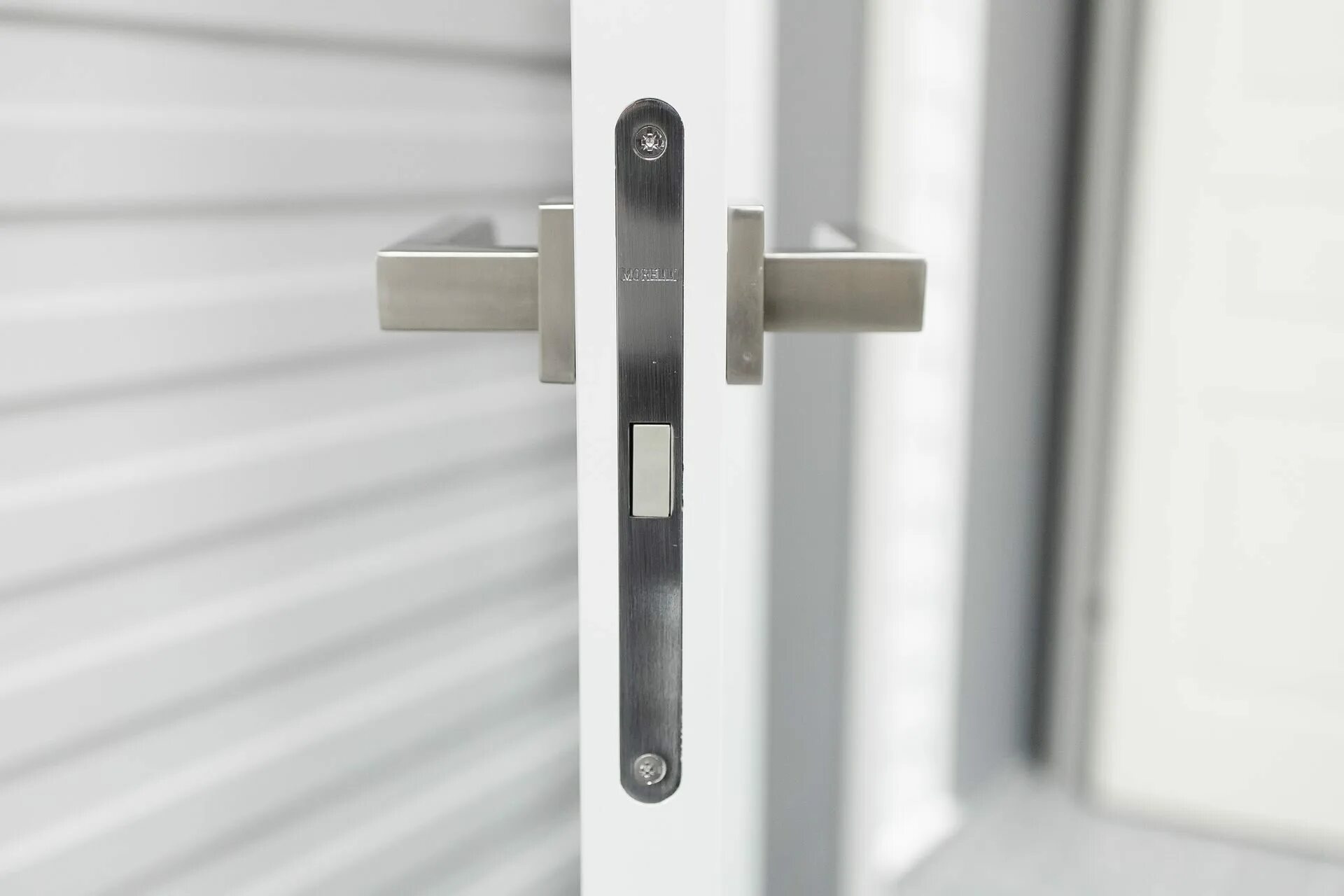 00. Система закрывания дверей. Флажковая система запирания для шкафов. Фурнитура aristo магнитный доводчик. Доводчик ml 21 775 hydraulic overhead door closer.