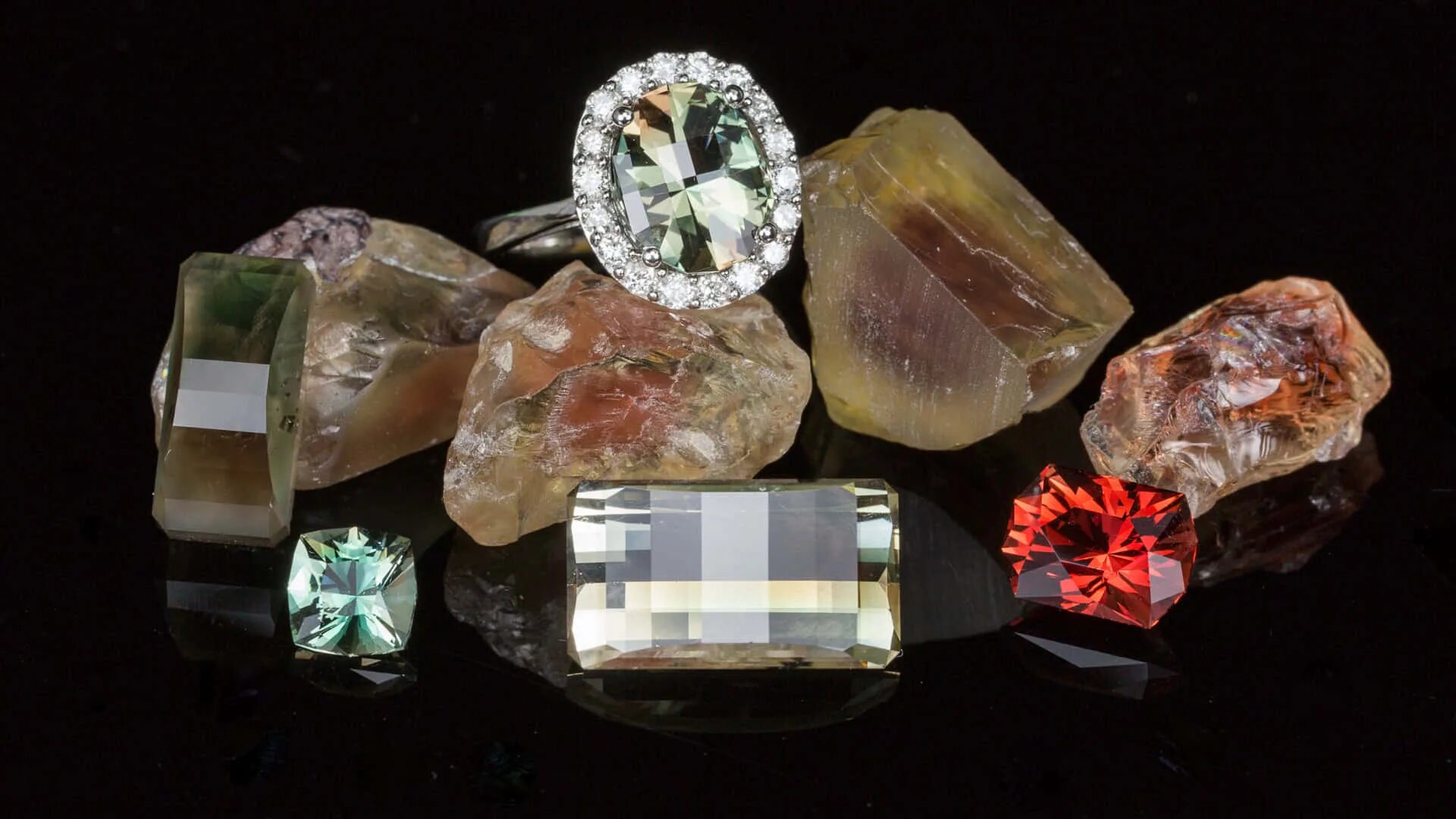 Precious stones. Граненые камни минералы Самоцветы. Уральские Самоцветы Алмаз. Камни Дрого драгоценные. Необработанные драгоценные камни.