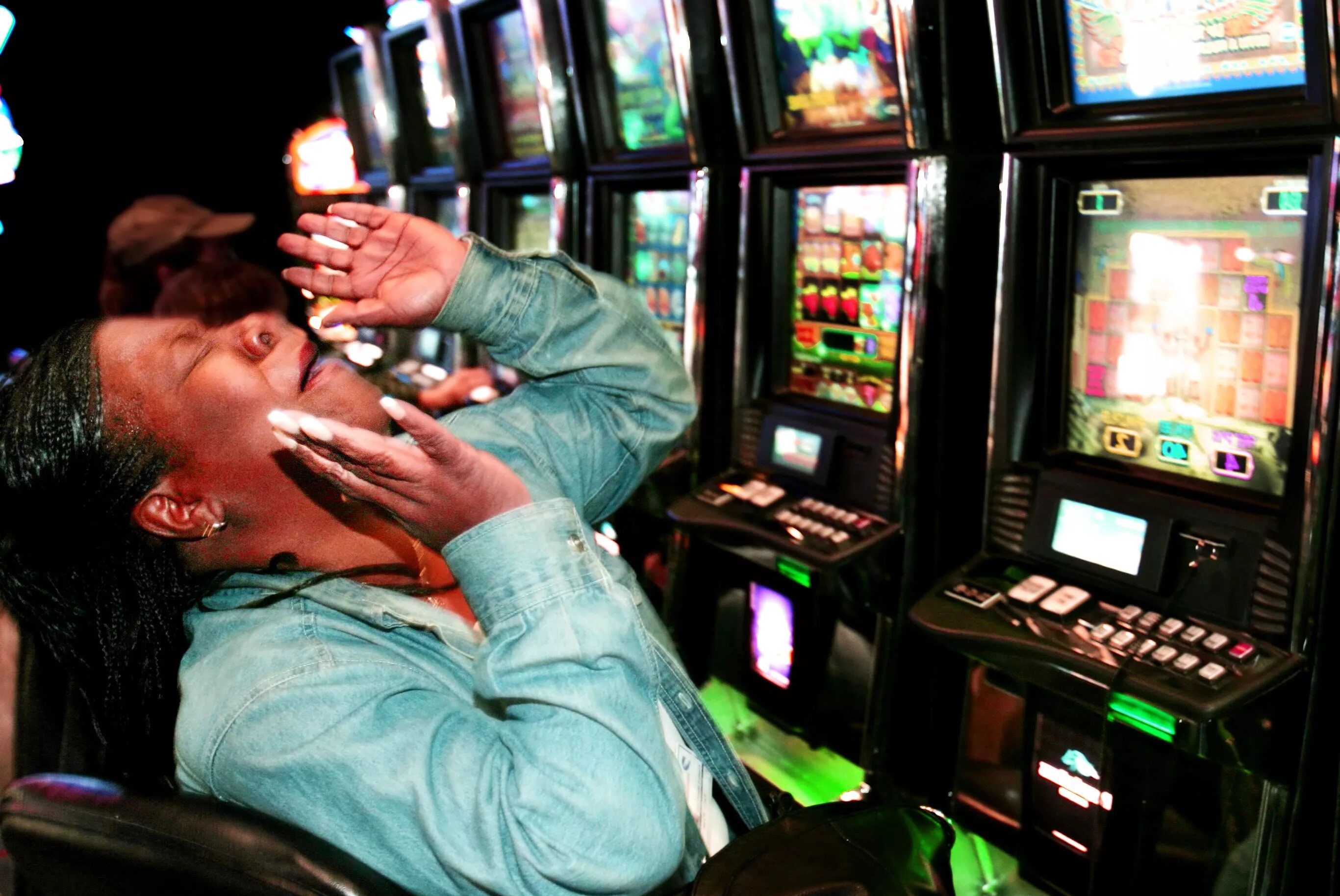 Люди играющие в игровые автоматы. Игровой автомат казино. Игры автоматы человек. Проигрыш в игровых автоматах. Зависимость от азартных игр.