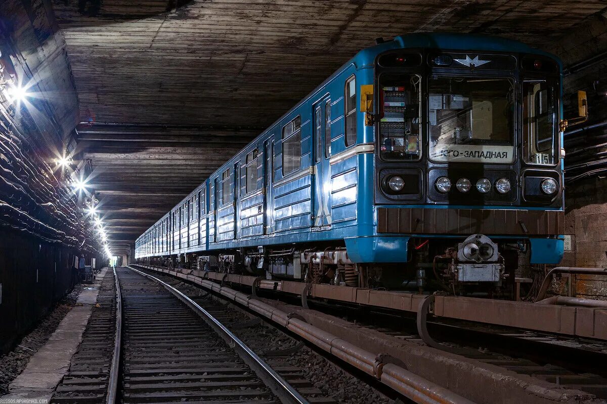 81-717 Ташкент. Вагон 81 717 в туннеле. 81 717 Новосибирск метро. Вагон 81-717 СПБ депо.