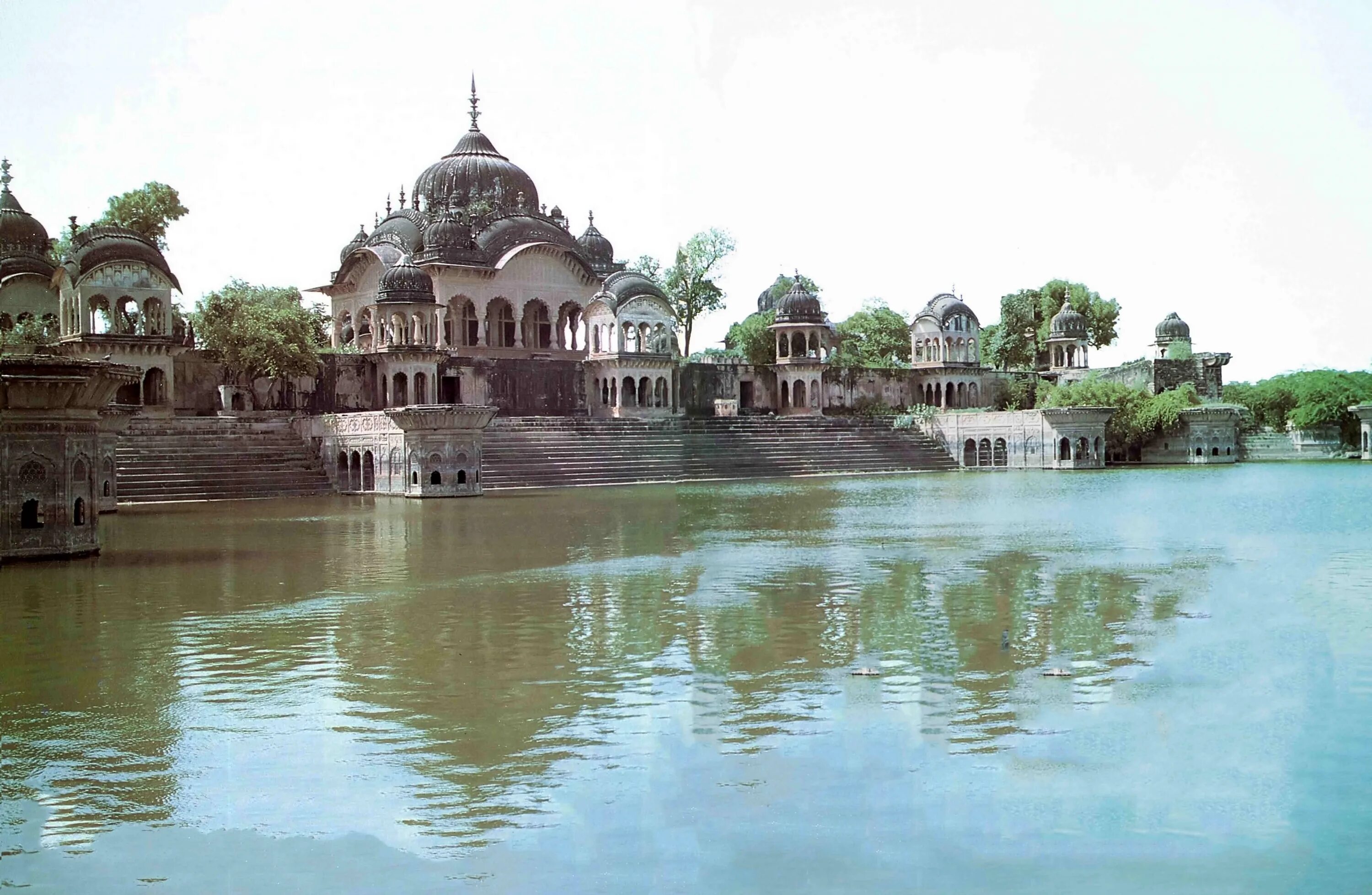 храм прем мандир вриндаван. вриндаван индия храм. вриндаван кришна баларам храм. кусум саровара. вриндаван.