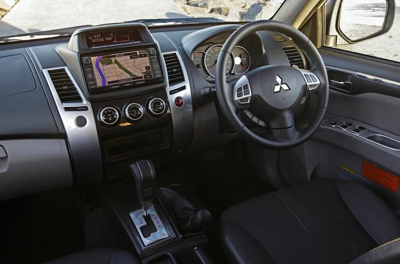 Mitsubishi pajero механика. Mitsubishi pajero sport 2 салон. митсубиси паджеро спорт 2. митсубиси паджеро спорт 2 2014. митсубиси паджеро 2014 салон.