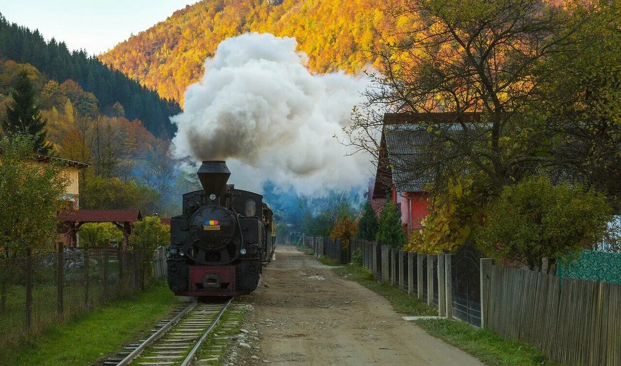 Железная дорога в деревне. Баден Баден железная дорога осень. Поезд в деревне. Паровоз в деревне.