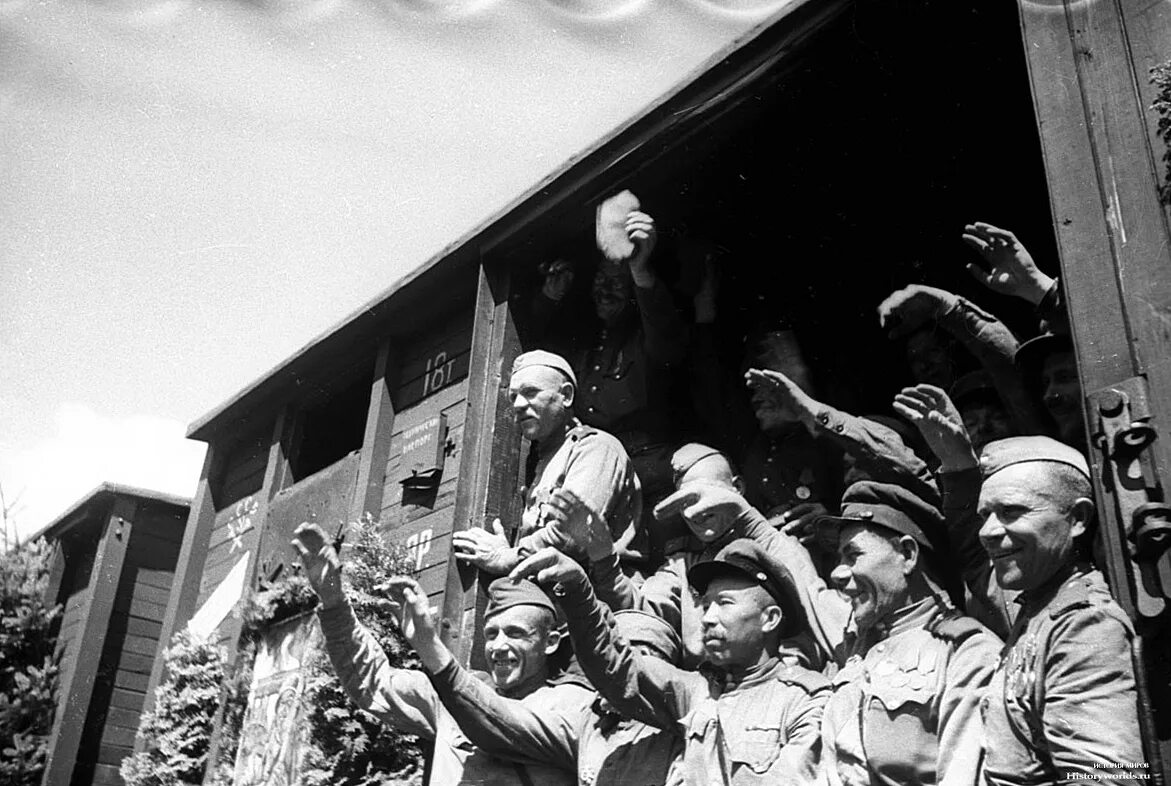 Фото великой победы 1941 1945. Возвращение солдат 1945. Эшелоны солдат едут на фронт в ВОВ. Возвращение солдат с фронта в 1945. Эшелон Победы 1945.