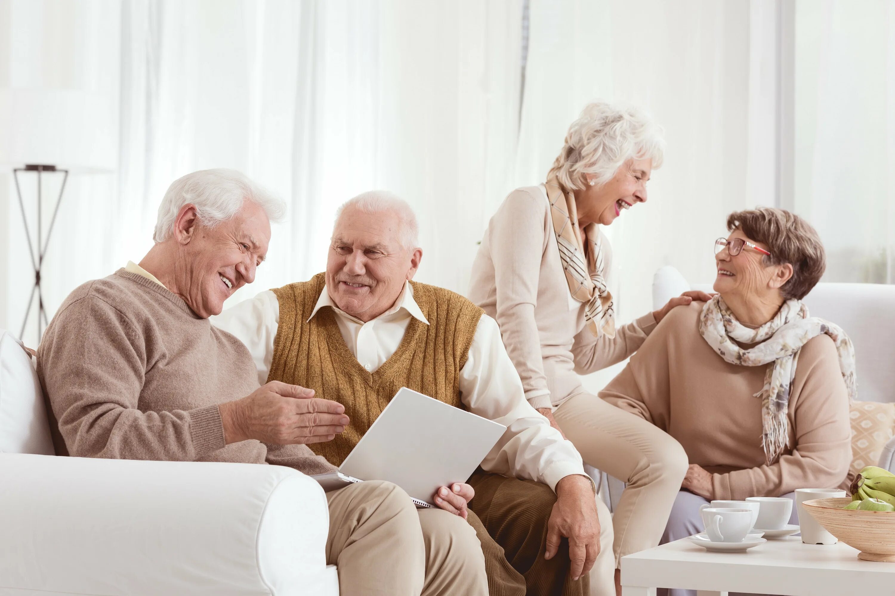 Отношение к возрасту. Пожилые люди. Счастливые пенсионеры. Пожилые люди за столом. Общение с пожилыми людьми.