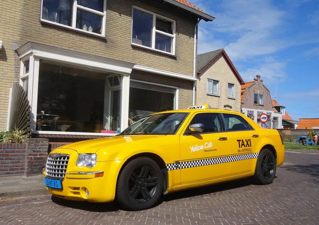 Такси дом 4. Chrysler 300c Taxi. Chrysler 300 Taxi. Крайслер 300с желтый. Крайслер 300 с такси.