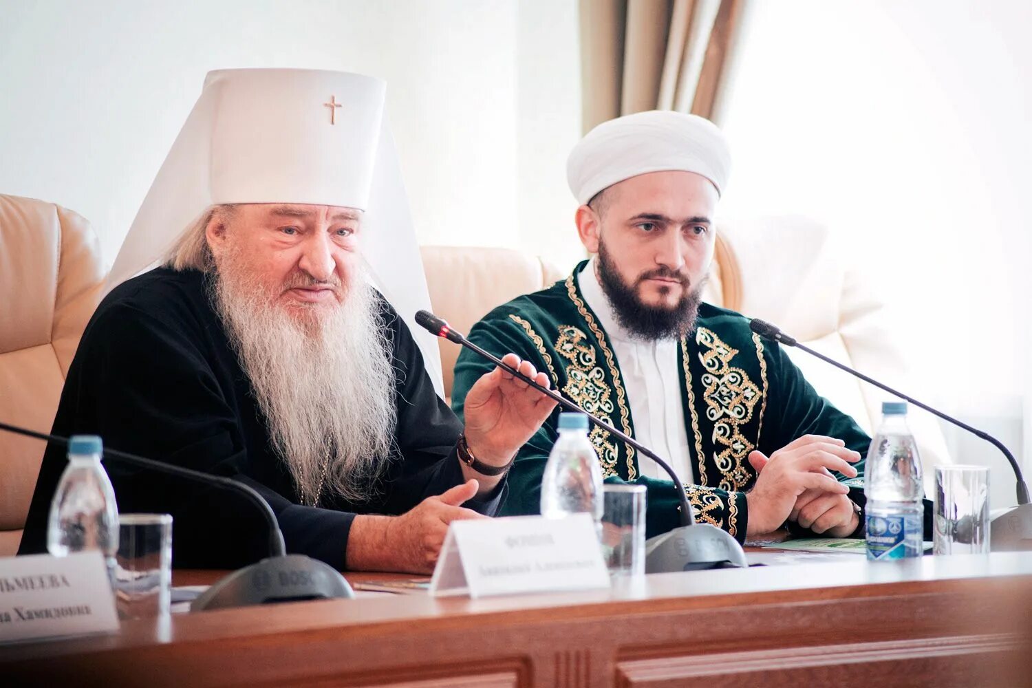 Мусульмане и православные в россии. Восточный владыка в светлых одеждах. Сайт Татарстанской митрополии фото 2023 года.