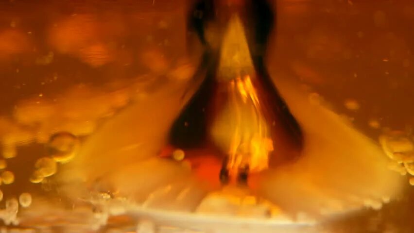 Оттуда в пляшущем свете факела поднимались пузырьки. Кипящая лава в бутылке. Boiling Lava.