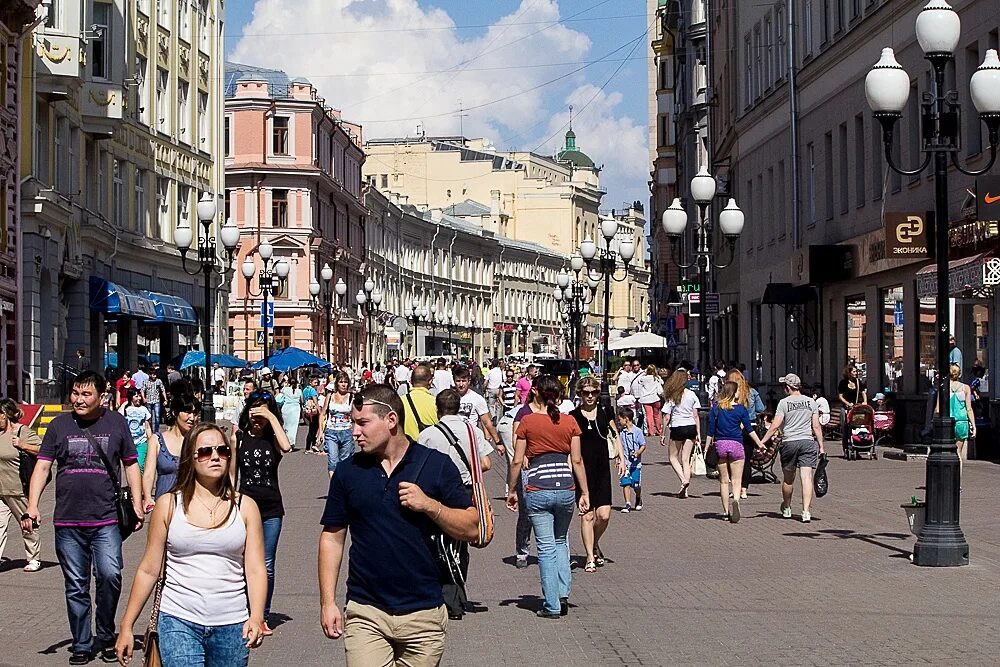 Москва фотки людей. Люди на улице. Люди на улицах Москвы. Люди на улице города. Люди в городе.