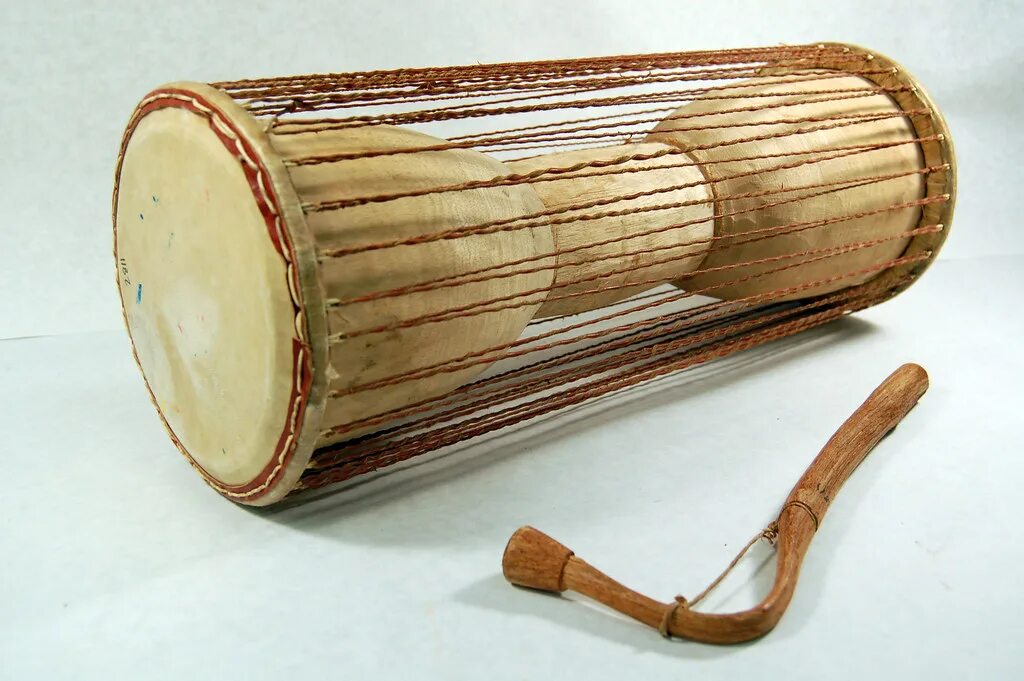 Музыкальный инструмент африки сообщение. Африканские музыкальные инструменты. Барабан музыкальный инструмент. Этнические барабаны. Сигнальные барабаны в древности.