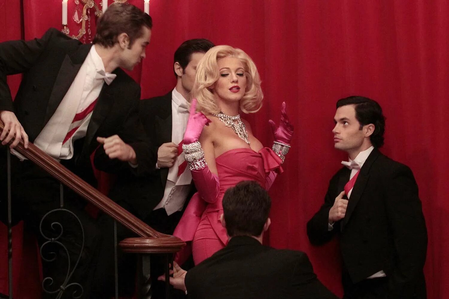 Мужчина среди женщин. Восхищение мужчины женщиной. Моника беллуччи в окружении мужчин. Мужчина восхищается женщиной. Много внимания девушке.