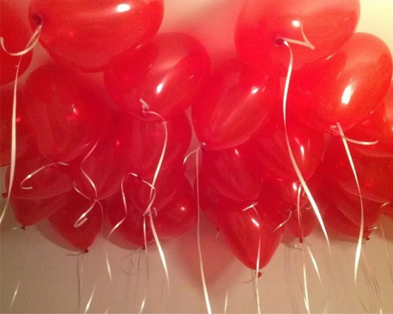 Красных шаров было на 7. Шары сердца. Красный шарик. Красные шары. Красные гелевые шары.