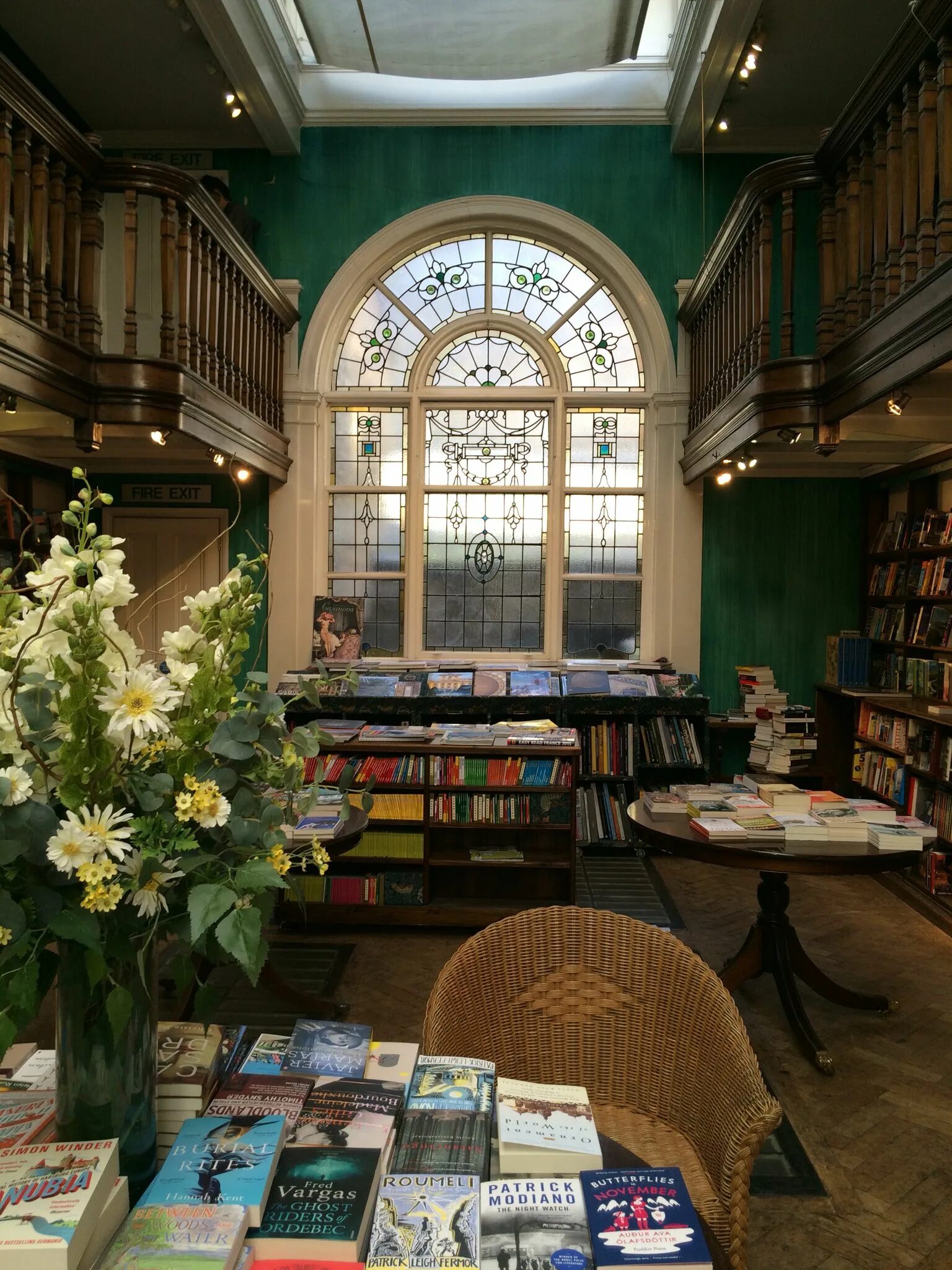 «Daunt books Marylebone» Лондон книжный магазин. «Daunt books Marylebone», Лондон, Великобритания. Пушкинская Лавка книжный. Книжный магазин в Лондоне. Красивый книжный в москве