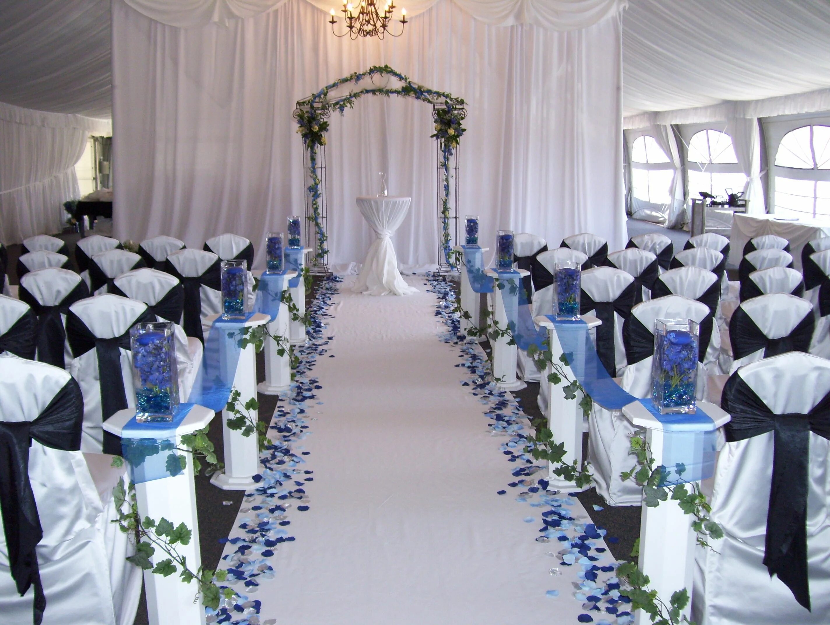 Где сделать свадебную. Свадебный зал. Декор свадьбы в синем цвете. Место для свадьбы. Банкетный зал в синих тонах.