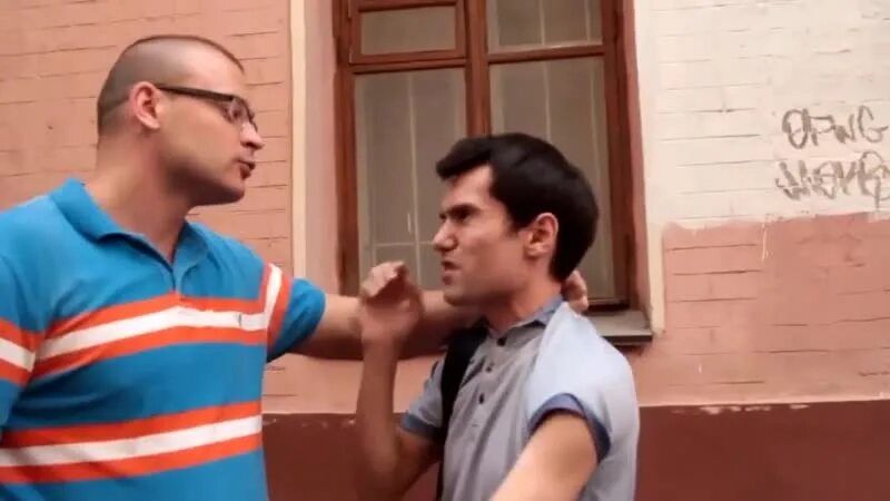Тесак ловит голубцов. Тесак оккупай педофиляй. тесак максим педофиляй. тесак бьет. тесак с микрофоном.