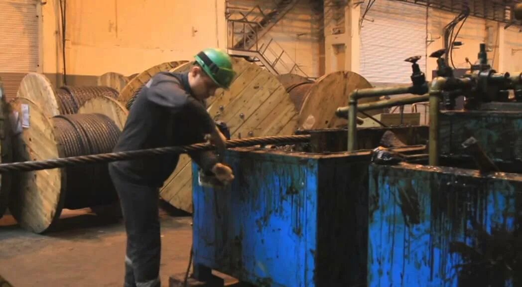 Навивке канатов. Намотка троса на барабан лебедки. Навивке канатов. Браковка стальных канатов стропов. Металлургическое предприятие белорецкий металлургический комбинат.