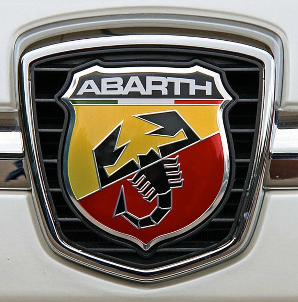 Красный значок автомобиля. Эмблемы автомобилей. Эмблемы итальянских автомобилей. Машина с красно желтым значком. Автомобиль марки Abarth.