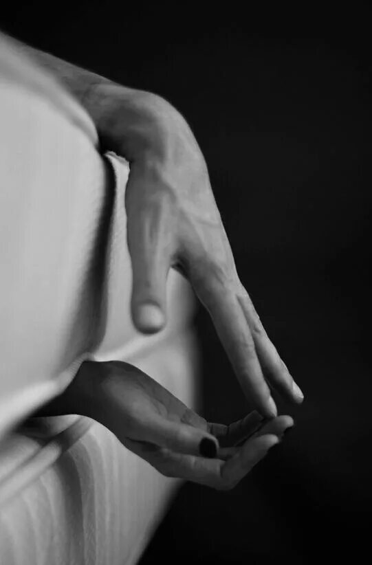 Ласки руками. Красивые женские руки. Мужчина и женщина в постели. Руки женщины возбуждено. Женское тело.