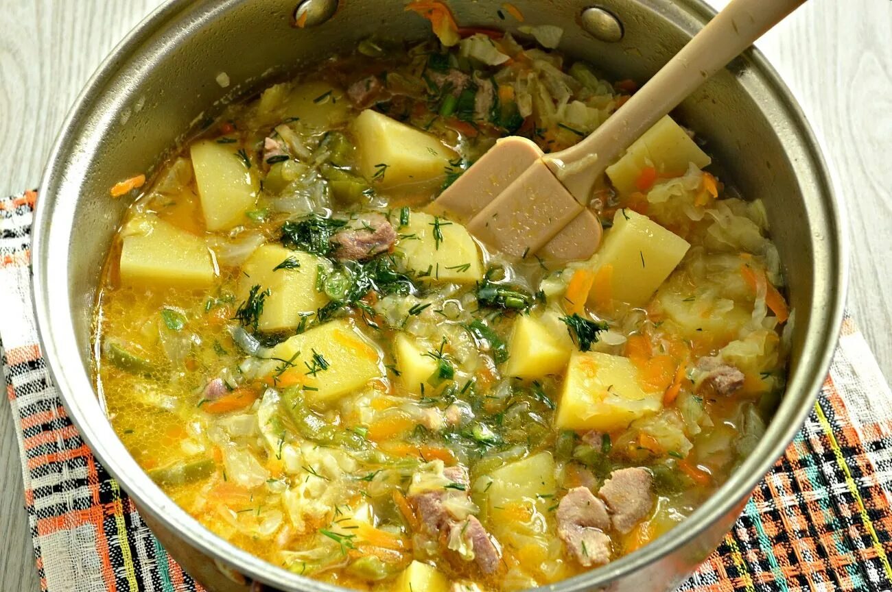 Тушеная картошка с капустой и свининой. Тушёная картошка со свининой. Картошка с бульоном. Тушёная капуста с картошкой. Тушёная картошка со свининой в кастрюле с бульоном.