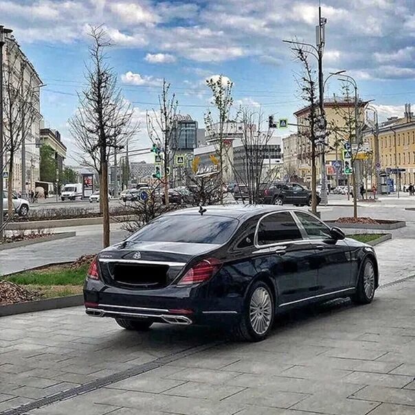 Мерсы Москва. Мерседес у МГУ. Mercedes Moscow. Дом со звездой Мерседес в Москве. Мерседес s москва