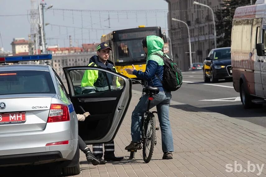 Движение велосипедистов по тротуару. Штрафы для велосипедистов. пдд для велосипедистов в беларуси. штрафы велосипедистам за нарушение пдд. велосипед гибдд.