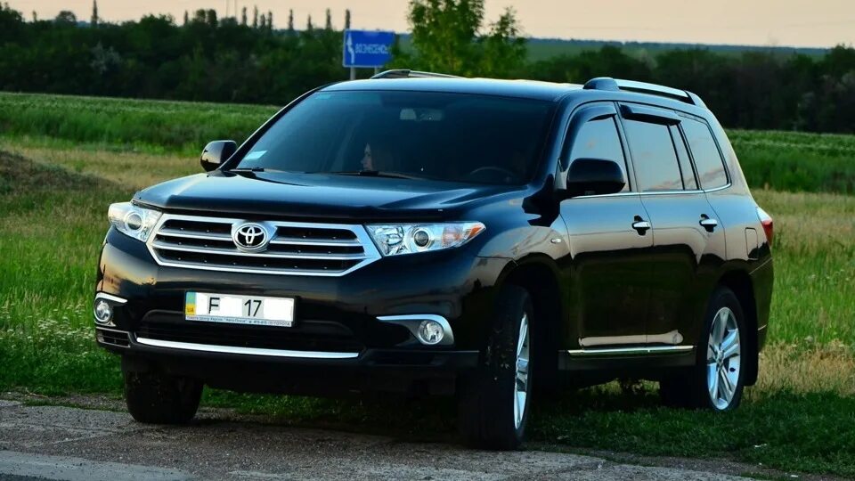 Авито хайлендер в россии. Toyota Highlander и Land Cruiser. Nissan хайлендер. Хайлендер и Прадо. Toyota Highlander 2000.