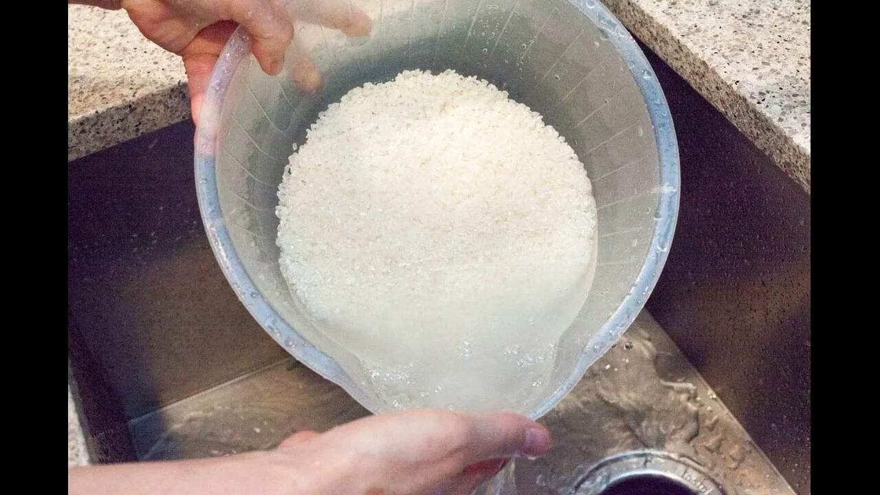 Рис нужно промыть водой. Рис к воде. промыть рис. как сделать рисовую воду.