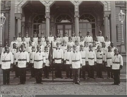 1902 Члены добровольной пожарной дружины Сортавалы у входа в ратушу.
