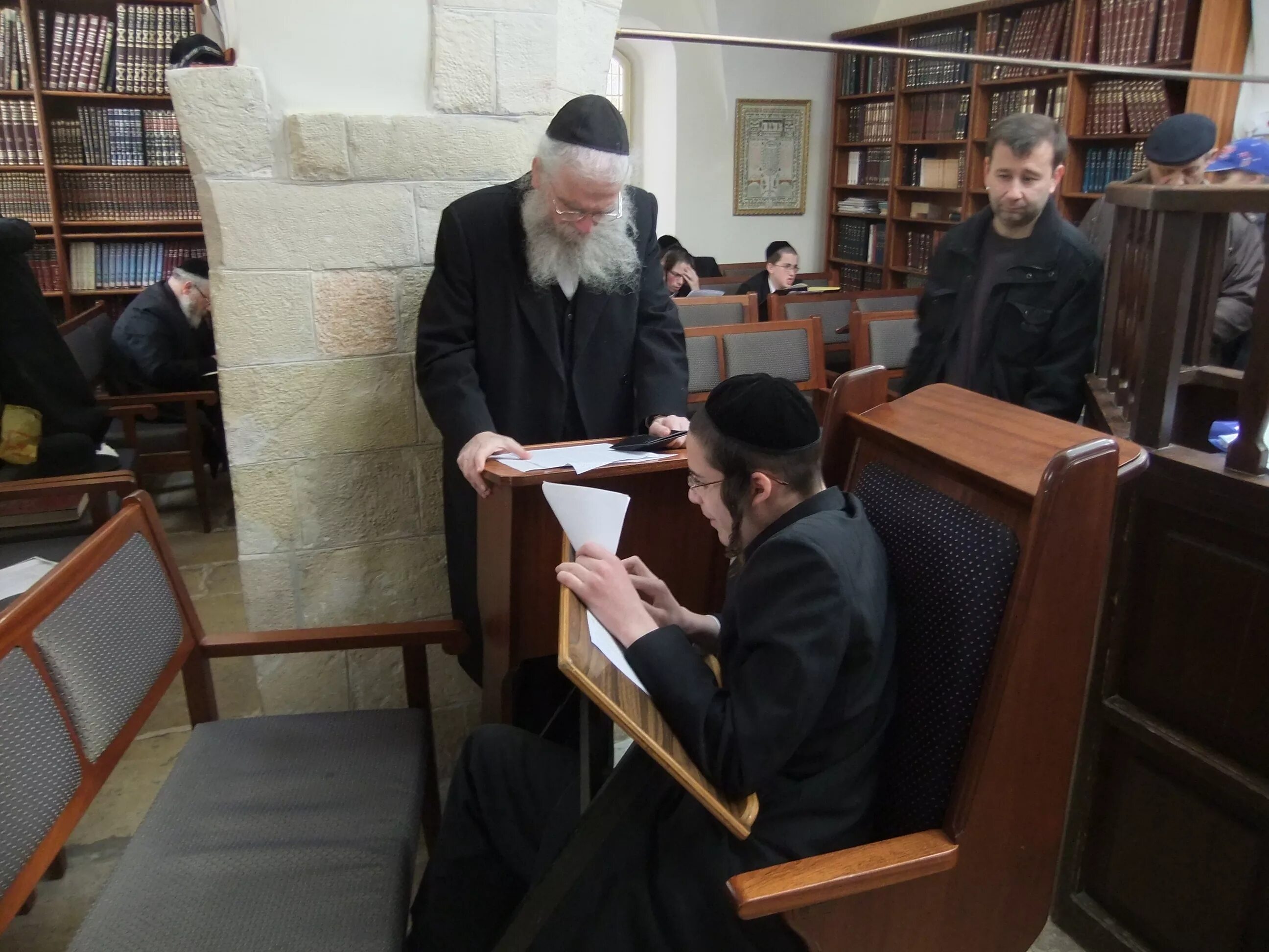 Иудейское богослужение в синагоге. Чтение торы в синагоге. Евреи молятся. Синагога «оэль авраам». Хаззан в синагоге.
