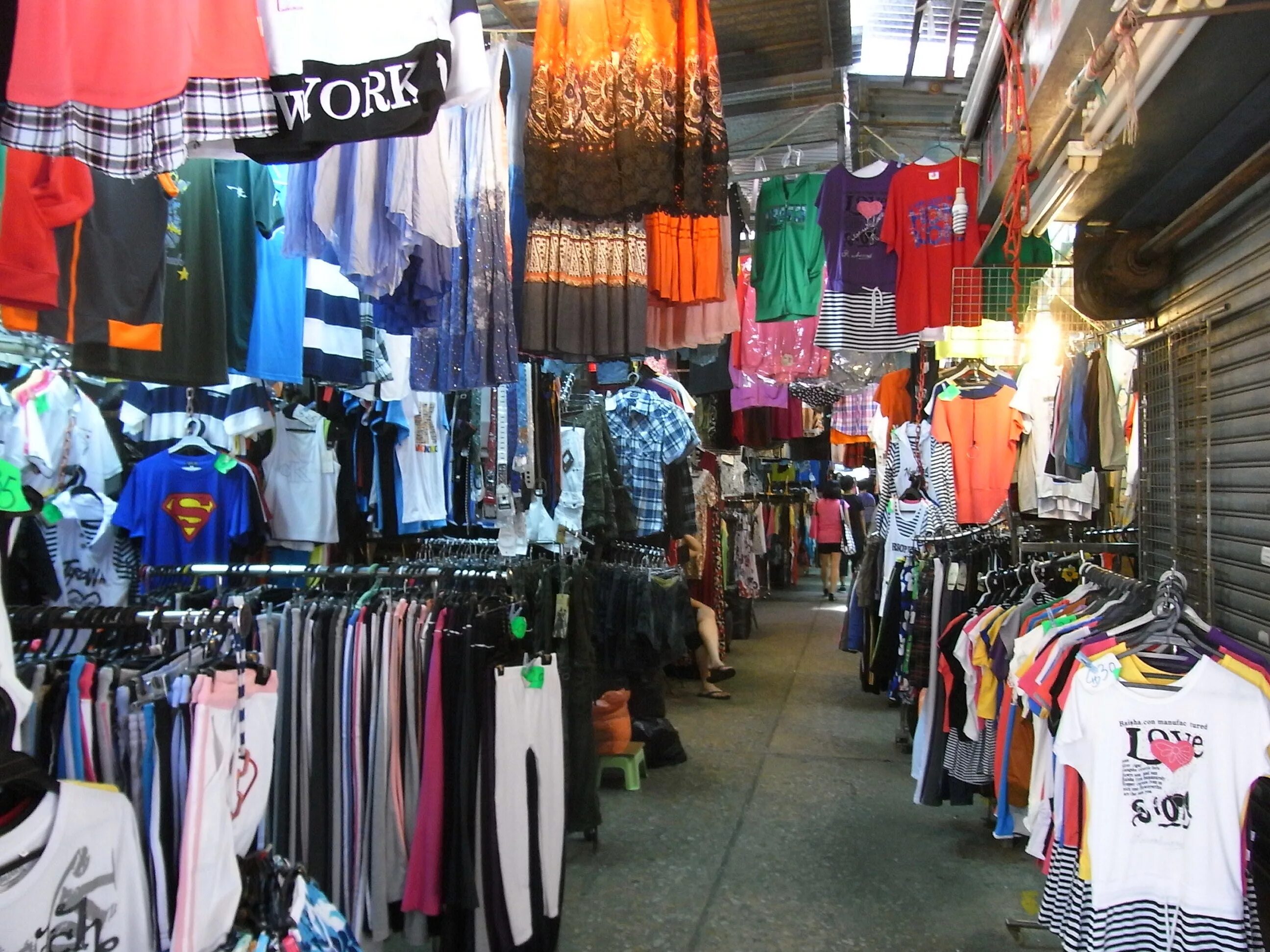 Одежда маркет оптом. Рынок одежды. Вещи с рынка. Базар одежда. Базар рынок одежды.