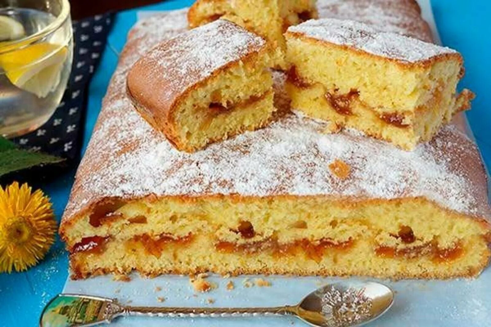 Простой пирог на быструю руку. Вкусная выпечка на скорую руку. пирог с вареньем. выпечка на сметане на скорую руку. бисквитный пирог с вареньем на скорую руку.