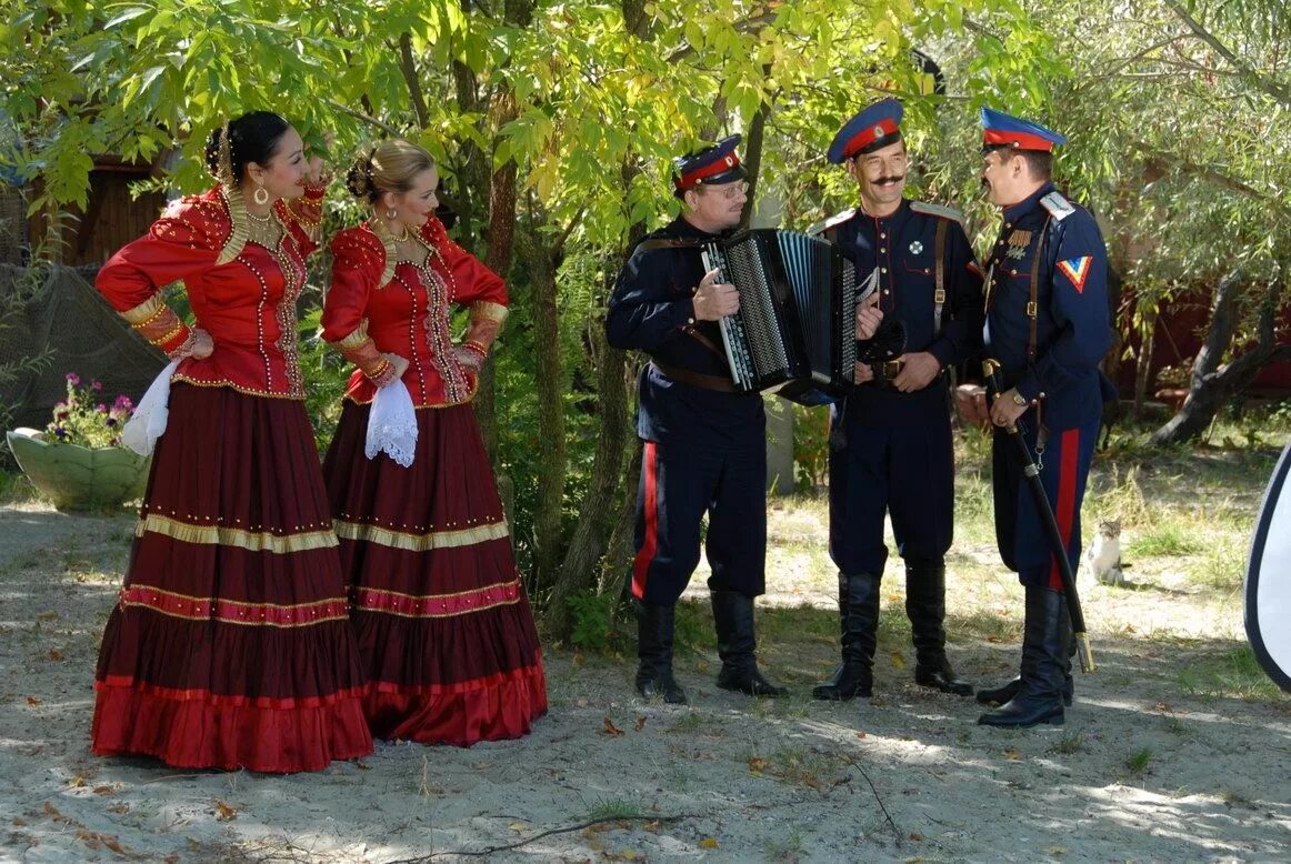 Казачий под окном широким. Одежда донского казака и казачки. донской казачий костюм.