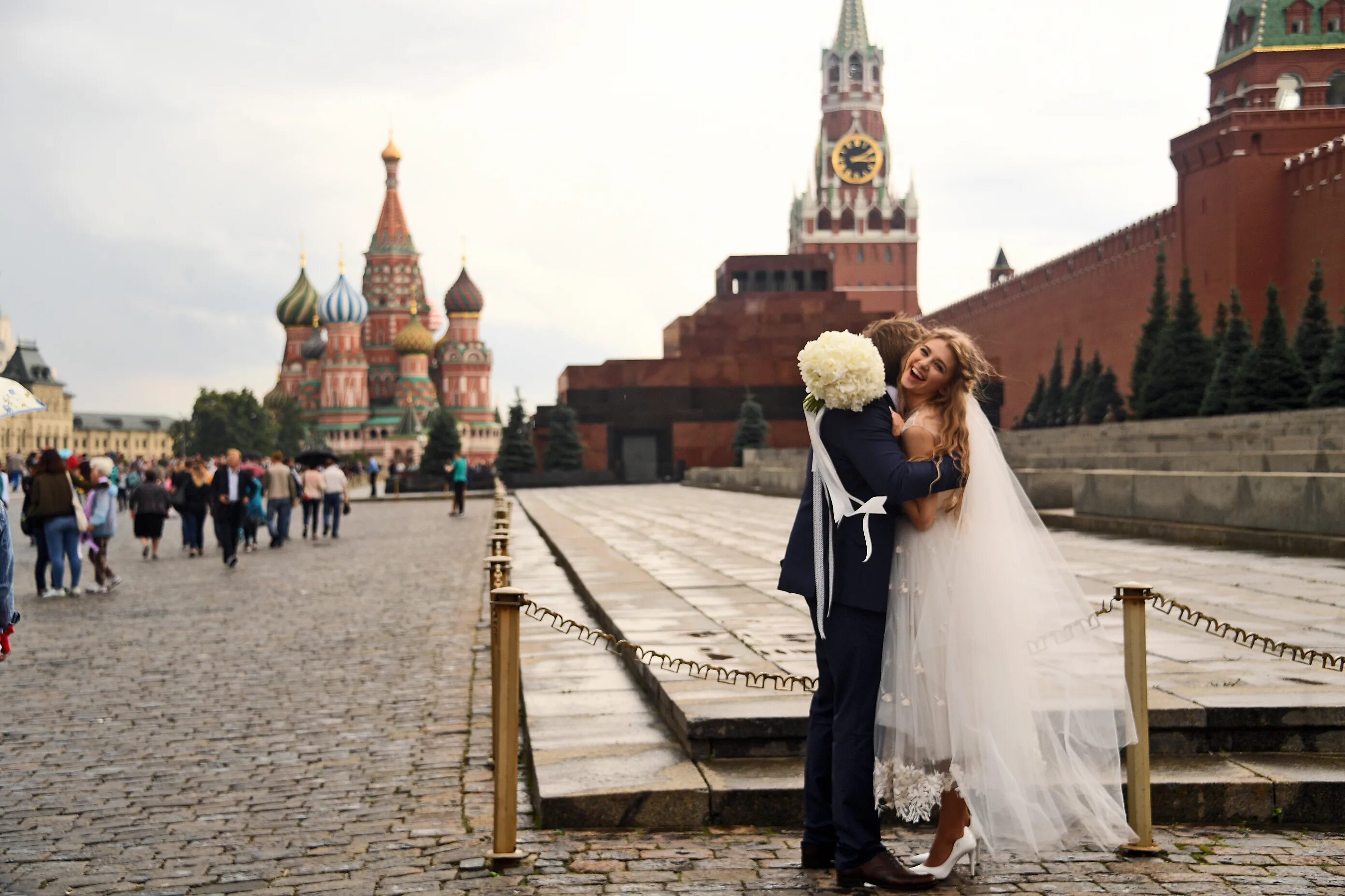 Брак мужчин в москве. Молодожены. Молодожены на площади. Новобрачные. Молодожены Россия.
