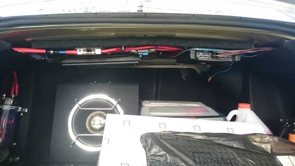 Усилитель под полку. Усилок в багажник ваз 2107. Усилитель под полку. Полка под усилители ваз 2107. Фальшпол ваз 2110.