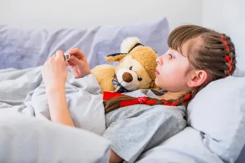 Больная девочка смотрит