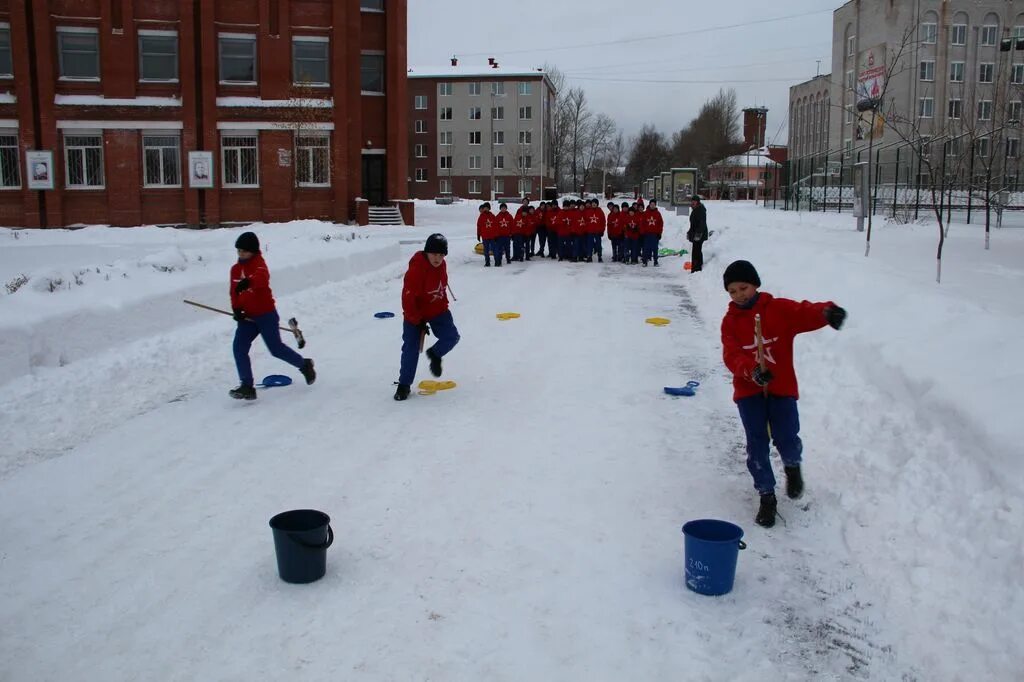 спортивные конкурсы эстафеты зимой. зимние развлечения для детей на улице. зимние эстафеты на улице. зимние эстафеты для детей. соревнования на масленицу.