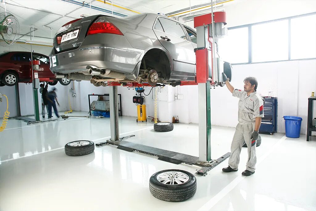 Ремонт автомобилей. Автомобиль в сервисе. Сто по ремонту автомобилей. Опыт автосервис. Подъемник для сто.