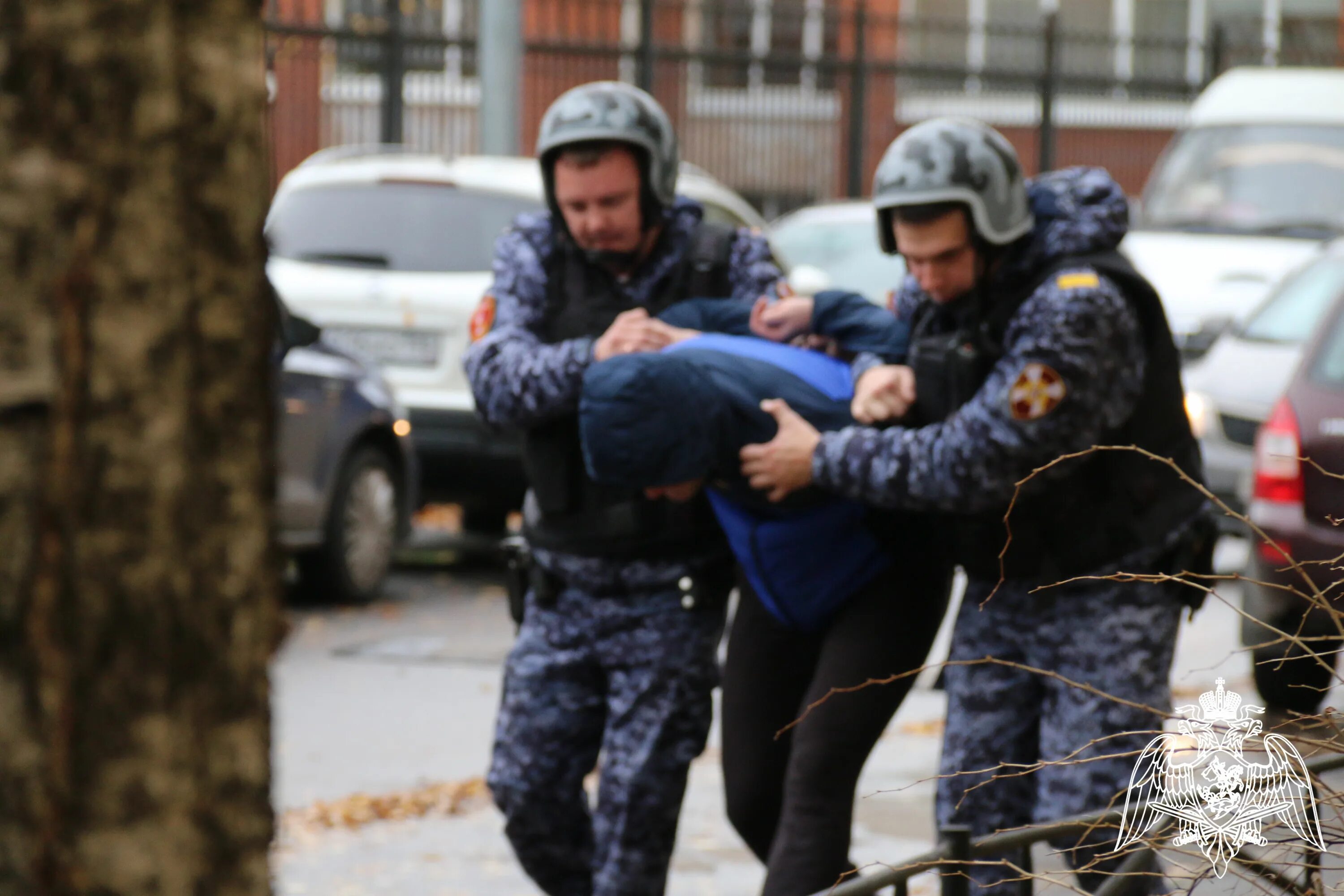 Новости угрожает. Наряд группы задержания вневедомственной охраны. Росгвардия мужчины. Вневедомственная охрана задержание.