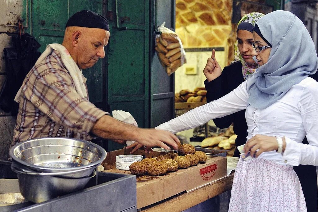 Арабы на рынке. Мусульманка на кухне готовит. Мусульманка на кухне.
