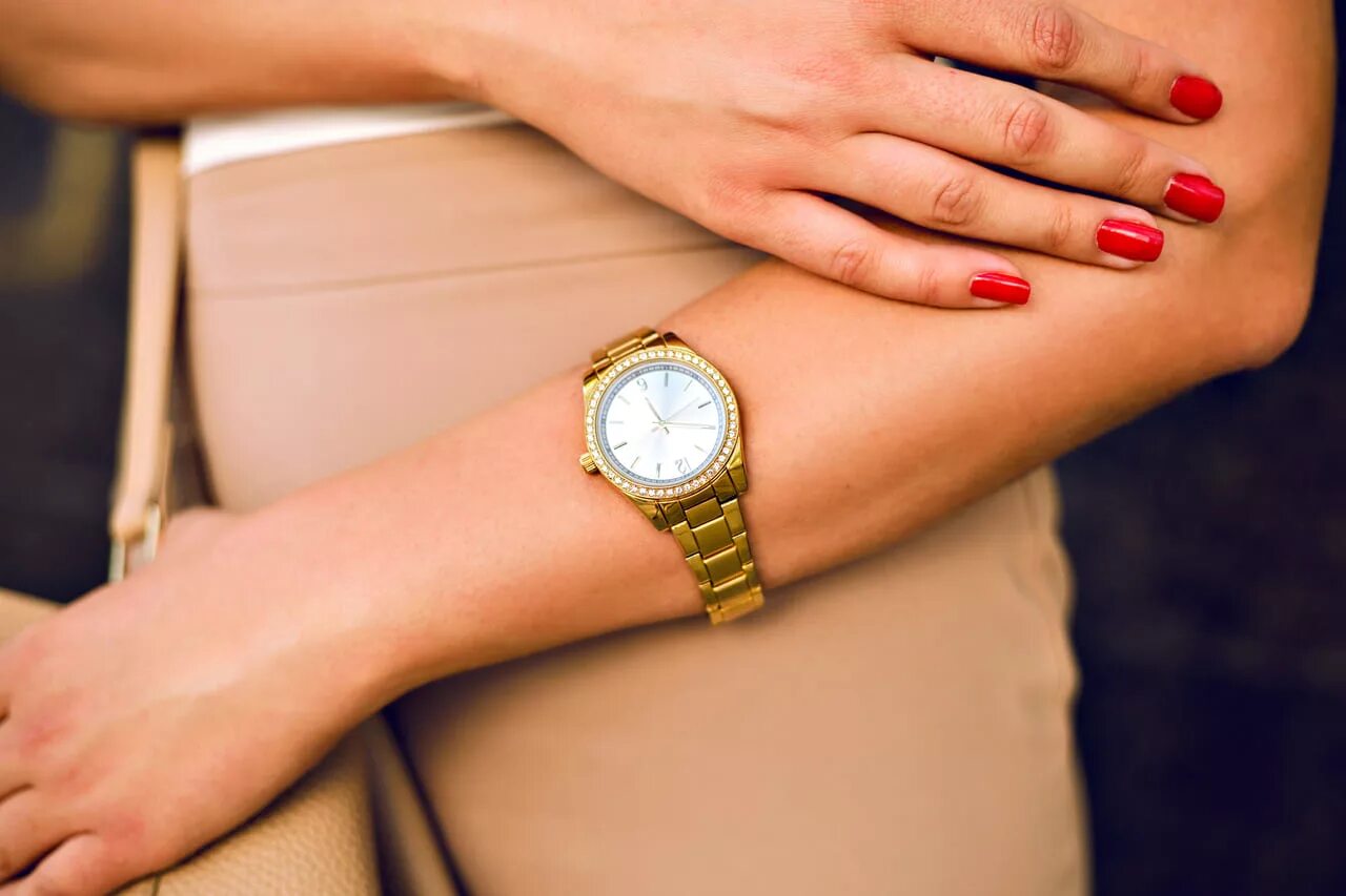 Часы на руку женские. Женские золотые часы. Наручные женские часы на руке. Золотые часы на руке.