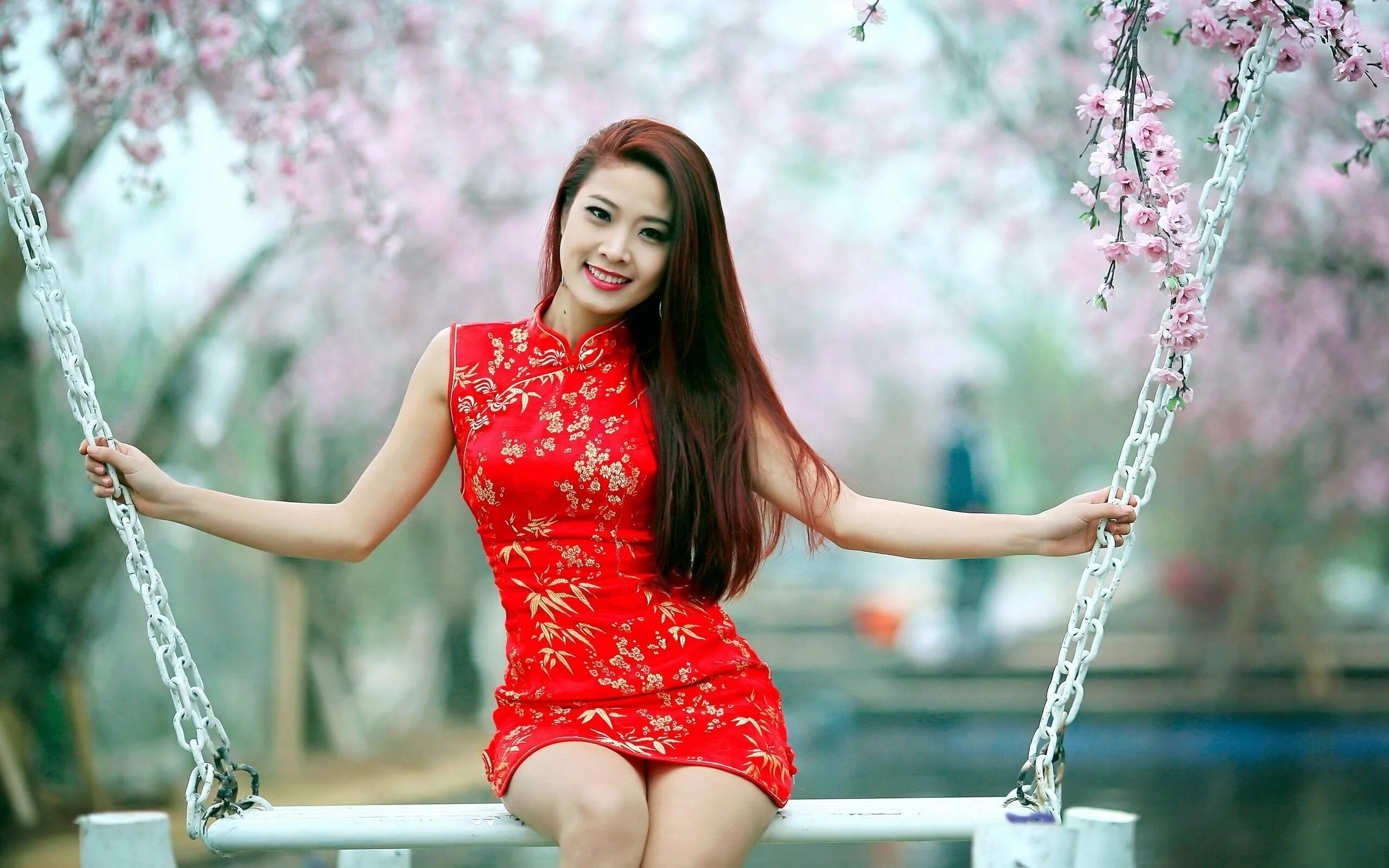 Еш кизлар что это. Красивые азиатки. Азиатка в Красном платье. Красивые китайские девушки. Азиатские девушки платья.