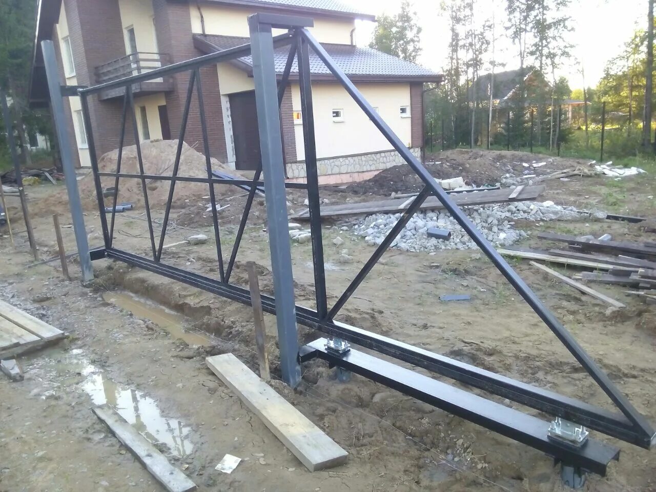 Установка откатных ворот видео. Откатные секционные ворота. Откатные ворота своими руками. Установка откатных ворот видео. Монтаж откатных ворот дорхан.